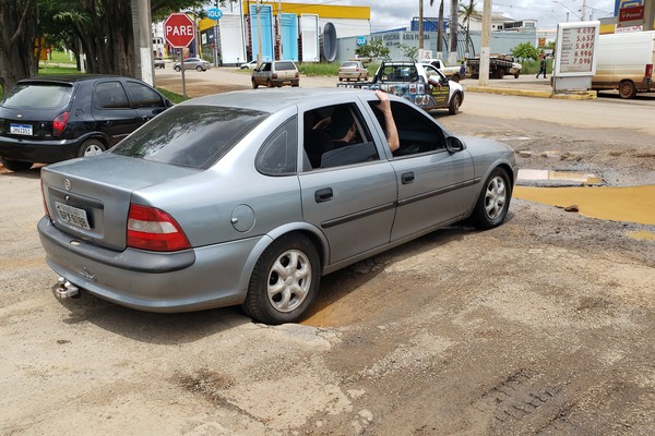 Motoristas cobram providências após veículos ficarem presos em cratera aberta na avenida J.K