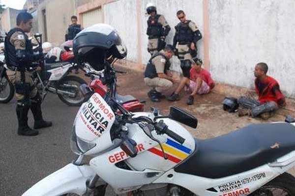 Homens tentam fugir com mais de meio quilo de maconha, mas acabam presos pela PM