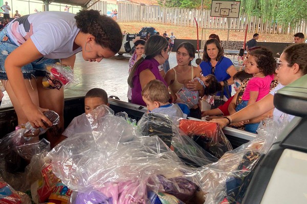 Festa das crianças do Projeto Amigos que Ajudam reúne centenas de pessoas no Jardim Esperança