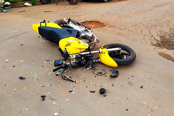 Condutor de caminhão baú avança parada obrigatória e bate em motociclista em Patos de Minas