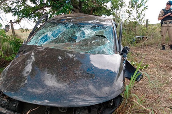 Irmãs ficam gravemente feridas após condutora perder o controle em depressão e capotar na MGC354