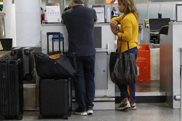 Aposentados poderão comprar passagem aérea por até R$ 200 cada trecho