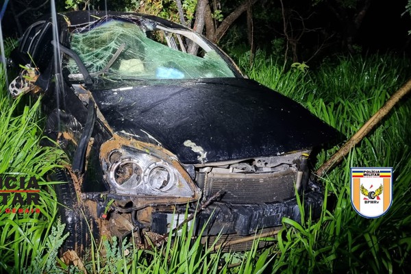 Carro sai da pista, capota e deixa condutor gravemente ferido na BR 146