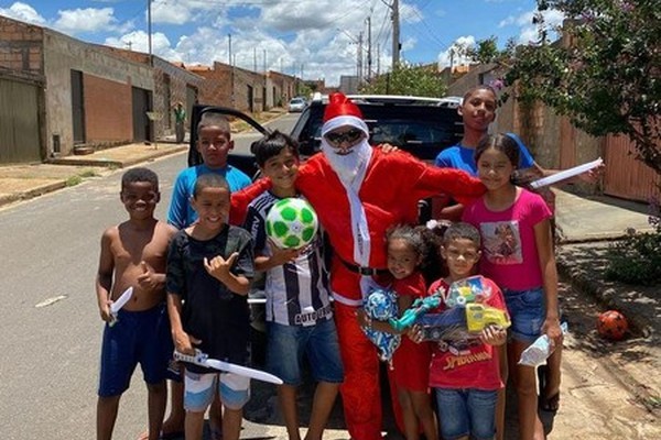 Ciclistas entregam presentes e alimentos arrecadados durante 12 horas de pedalada em Patos de Minas