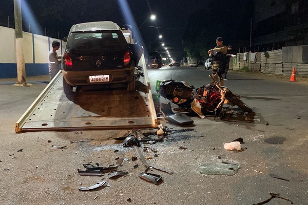 Cinco pessoas ficam feridas em grave acidente entre carro e moto na rua Doutor Marcolino