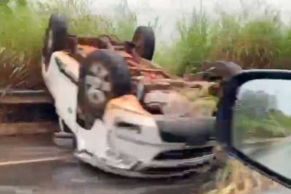 Motorista capota veículo na Curva da Morte da BR 365; radares estão sendo instalados no local