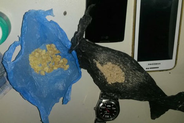 Homem é flagrado pela Polícia Militar comercializando pedras de crack em Patos de Minas
