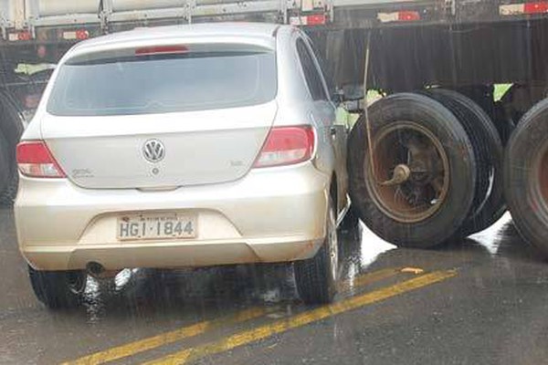 Acidente envolvendo carreta e carro interdita pista central da avenida JK