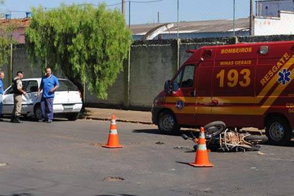 Motociclista fica ferido ao avançar parada e bater em veículo na Dona Luiza