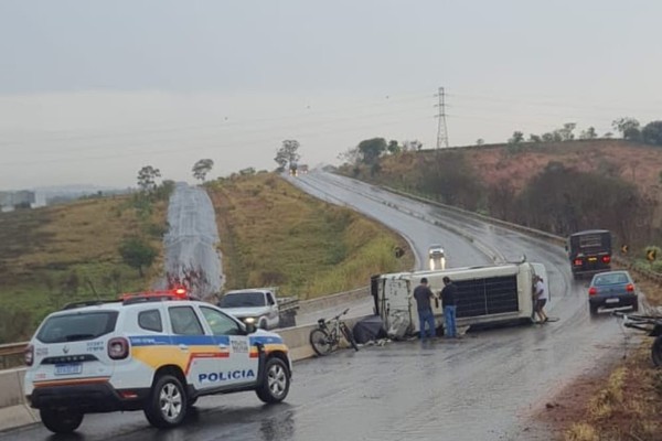 Motorista perde controle direcional e tomba motorhome na BR352, em Patos de Minas