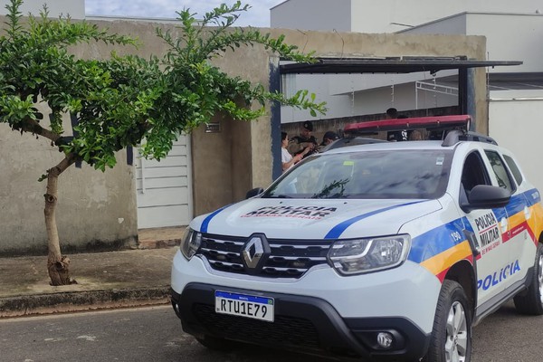 Moradora se depara com bandidos dentro de casa, é rendida e assaltada em Patos de Minas