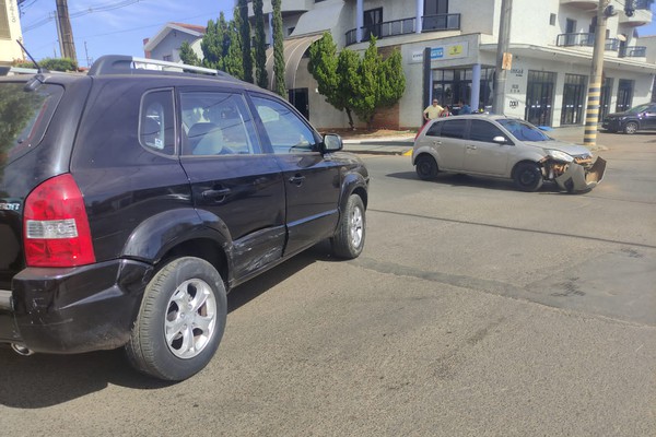 Motorista de aplicativo não percebe parada e causa batida em esquina com alto índice de acidentes