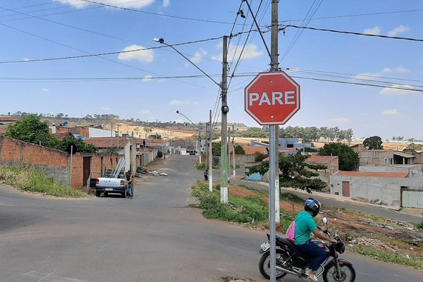 Secretaria de Trânsito reinstala placas de trânsito que foram vandalizadas no Jardim Esperança