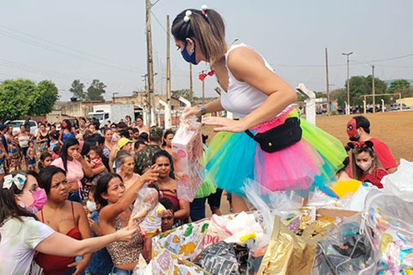 Voluntários distribuem brinquedos para crianças carentes do bairro Nossa Senhora Aparecida