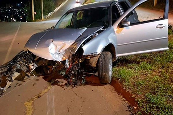 Veículo perde motor e caixa de marchas após bater e quebrar poste na avenida Fátima Porto