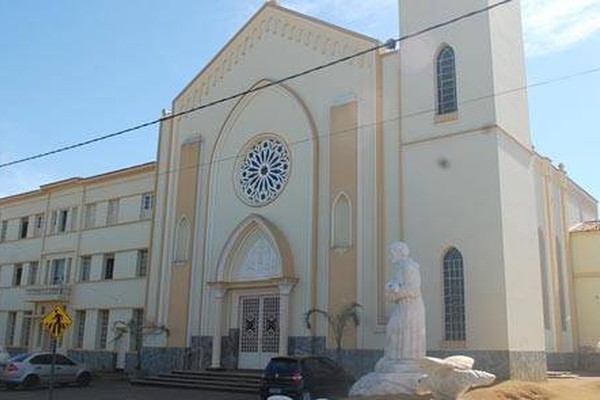 Homem se passa por padre franciscano para tirar dinheiro dos fiéis em Patos de Minas