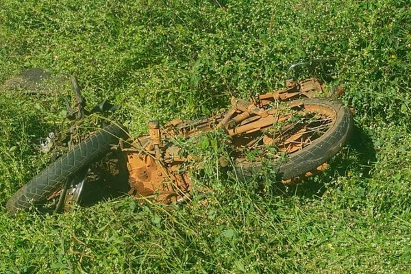 Motociclista morre em batida violenta na LMG 737 e, polícia tenta localizar motorista