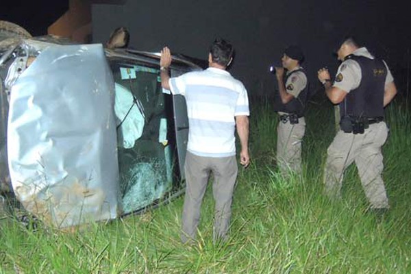 Motorista perde o controle na J.K, capota e pick up novinha vai parar no meio do pasto