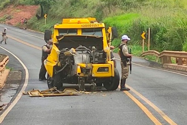 Carro forte bate violentamente na traseira de bitrem e deixa cinco pessoas feridas na BR 354