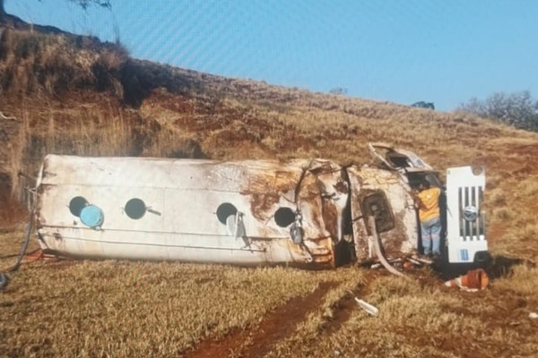 Caminhão-pipa da Copasa que levava água para Pindaíbas tomba e motorista tem fratura no braço