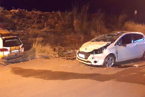 Cadete da Polícia Militar passa direto no Trevo de Lagoa Formosa e bate em viatura da PRE