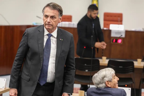 Ministro do STF decreta prisão domiciliar de Bolsonaro
