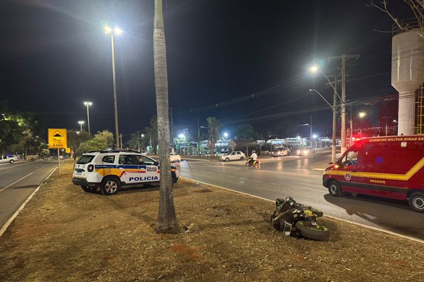 Motociclista vai parar no canteiro central da Av. JK após capotar em quebra-molas