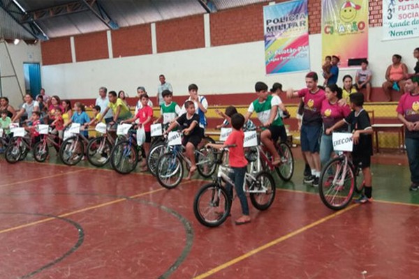 PM e Prefeitura de Lagoa Formosa fazem festa e distribuem brinquedos na comemoração do Dia das Crianças