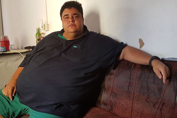 Operador de máquinas com quase 200 kg ganha cirurgia, mas precisa de ajuda para a viagem