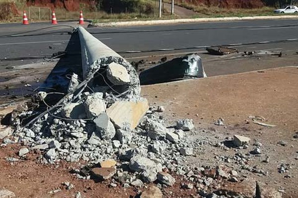 Motorista é resgatado inconsciente ao derrubar dois postes na Avenida Fátima Porto