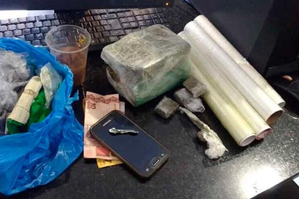 PM prende jovem após cão farejador encontrar 1 kg de maconha no forro de sua casa