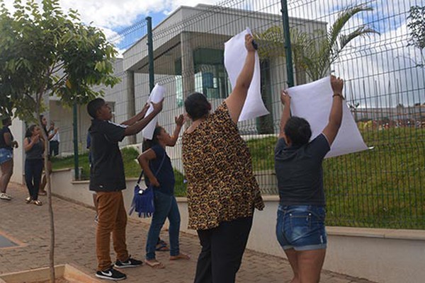 Familiares de vítima de estupro coletivo em Patos de Minas protestam em audiência no Fórum