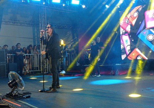 De óculos escuros, Dino Fonseca canta o o sucesso "I just call to say I love you" na Fenpraça 2025; veja ao vivo