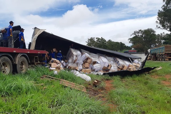 Motorista tem visão ofuscada por faróis, passa direto no trevo de Patrocínio e tomba carreta