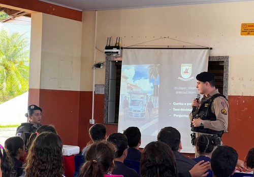 Policiais fazem palestra para estudantes e alertam sobre os perigos da internet
