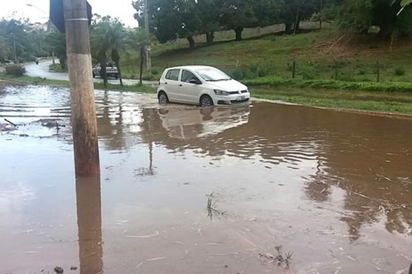 Mesmo após obra em frente ao Novo Fórum, final da Avenida Padre Almir fica todo alagado