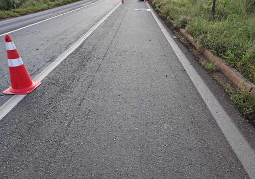 Passageiro de 44 anos cai de motocicleta e morre atropelado por carreta na BR 365
