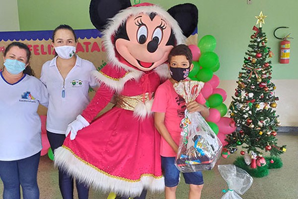 Famílias recebem cestas de alimentos, brinquedos e chester em doação de natal no Amparo Maternal