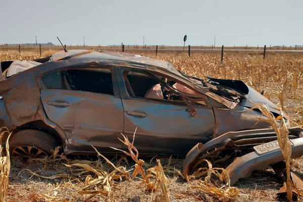 Condutora cochila ao volante e fica ferida após capotar carro na MG410 em Presidente Olegário