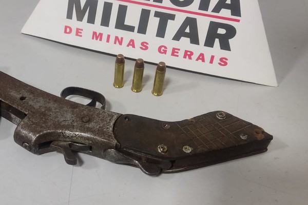 Cadeirante entra em ônibus com garrucha carregada e acaba preso por porte ilegal de arma