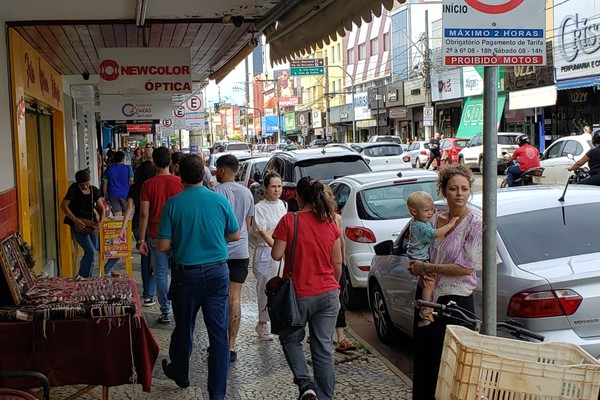 Faltando um dia para o Natal, patenses vãos às compras e movimentam o centro da cidade