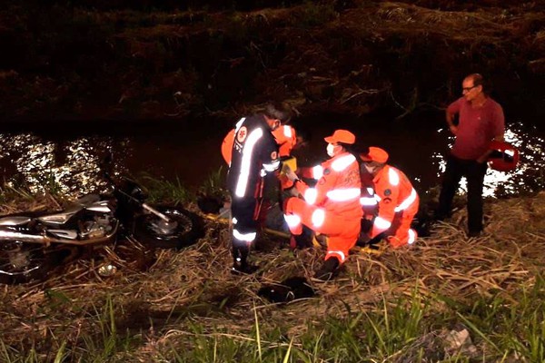 Motociclista fica ferido e tem que ser socorrido ao cair às margens do Córrego do Monjolo