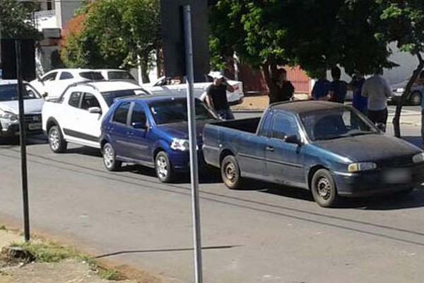 Motorista não para no semáforo e causa acidente com quatro veículos na avenida Paranaíba