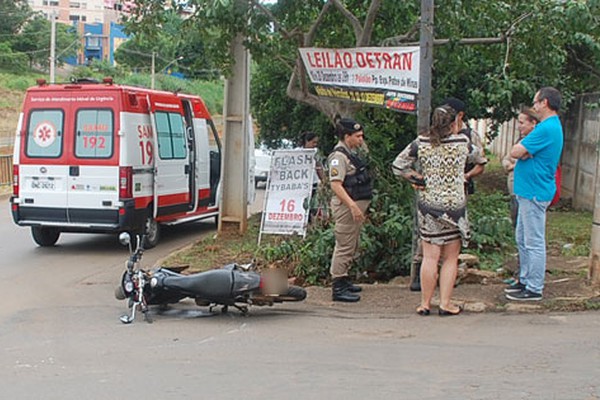 Após avanço de sinal, motociclista bate em carro e tem que ser levado para a UPA em Patos de Minas