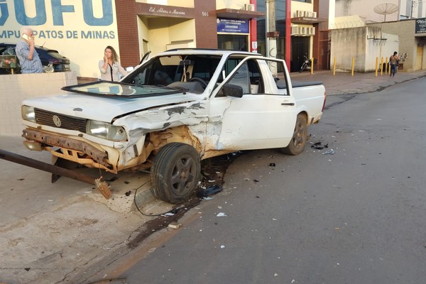 Motorista tenta conversão e atinge carro que vai parar em placa de trânsito na Rua Major Jerônimo