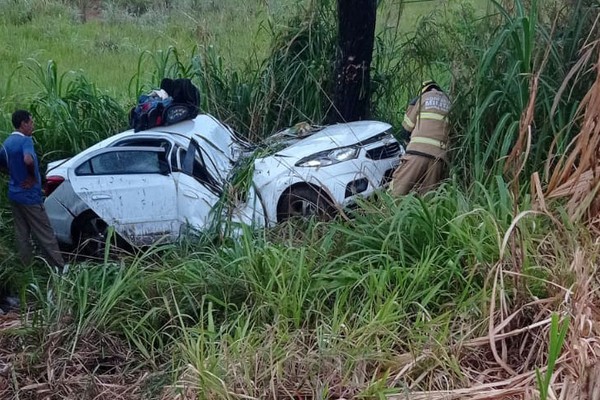 Casal fica ferido, mas 3 crianças saem ilesas após carro ir parar em árvore na BR 365