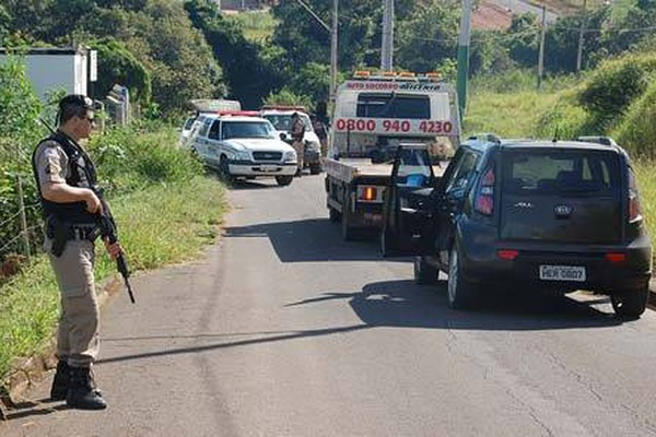 PM prende 8 criminosos que explodiram banco e apreende armas e carros