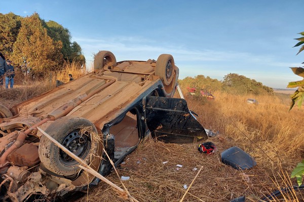 Motorista e passageiro ficam feridos em capotamento de veículo na zona rural de Patrocínio