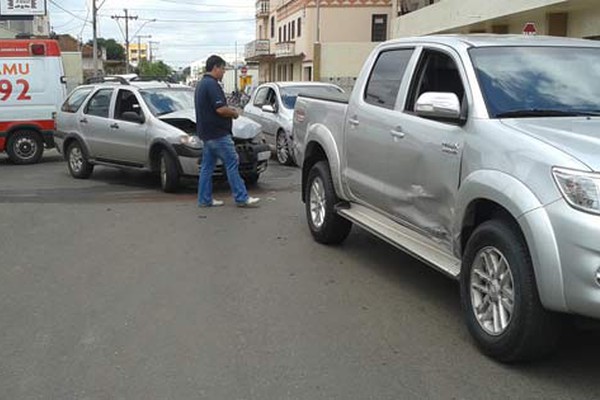 Motorista avança parada e é atingida por caminhonete no Bairro Cônego Getúlio