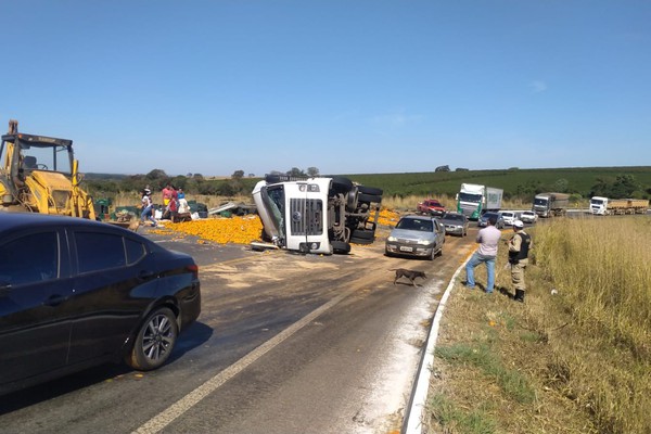 Carga de laranja pende, motorista perde o controle e caminhão tomba na BR 146